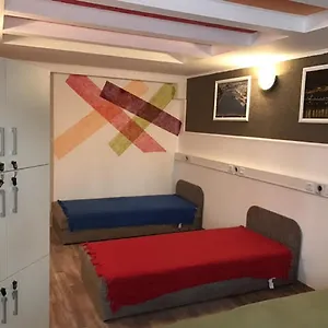  Hostel Opera