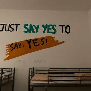  Hostel Say Yes